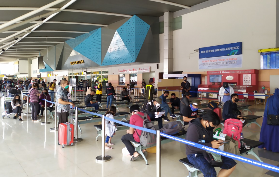 Suasana pemeriksaan hasil test Rapid Test/PCR di Bandara Makassar